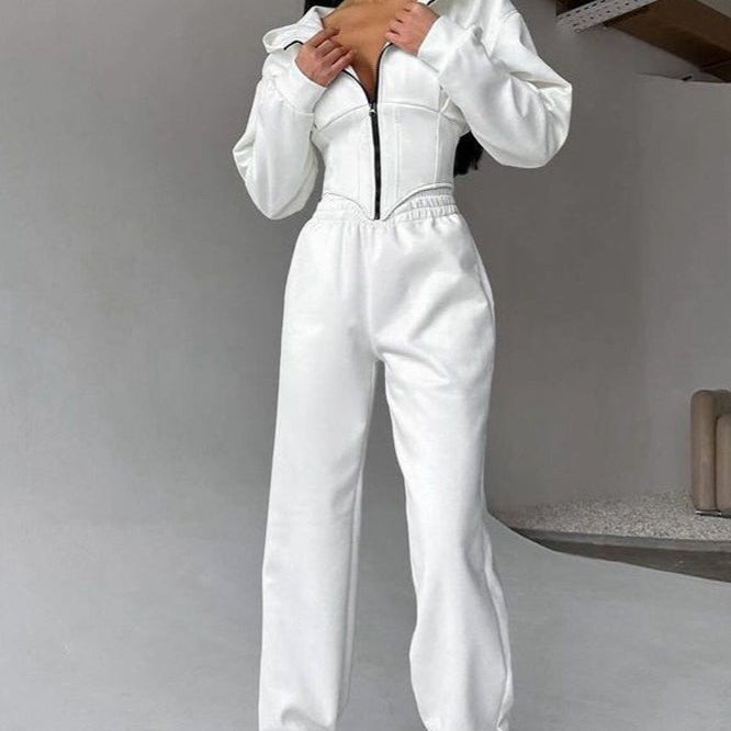 Traje de pantalón de dos piezas con capucha y cordón.