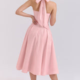 Elegante vestido de noche largo con escote pronunciado y espalda abierta.