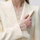 Blazer beige con cintura de encaje