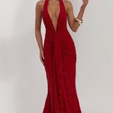 Vestido de noche entallado con detalle de fruncido y lazo.