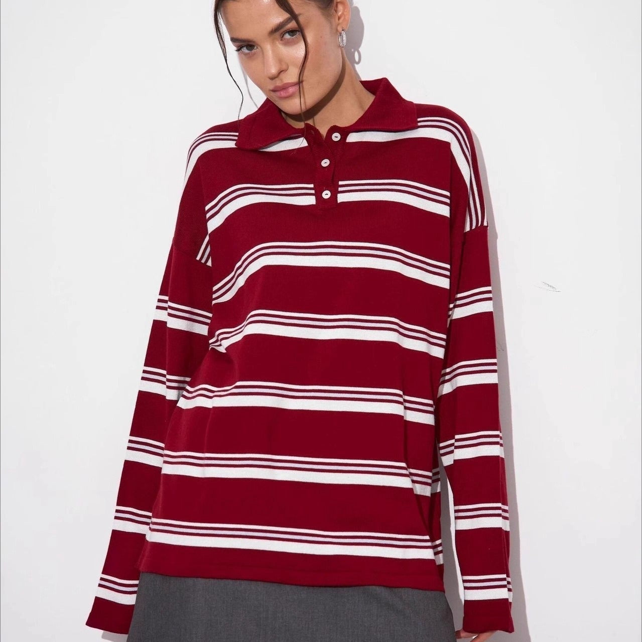 Blusa de rayas con mangas largas y cuello casual.