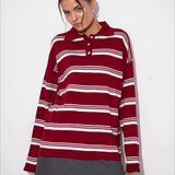 Blusa de rayas con mangas largas y cuello casual.