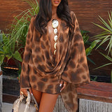 Vestido corto asimétrico con cuello vuelto y estampado de leopardo