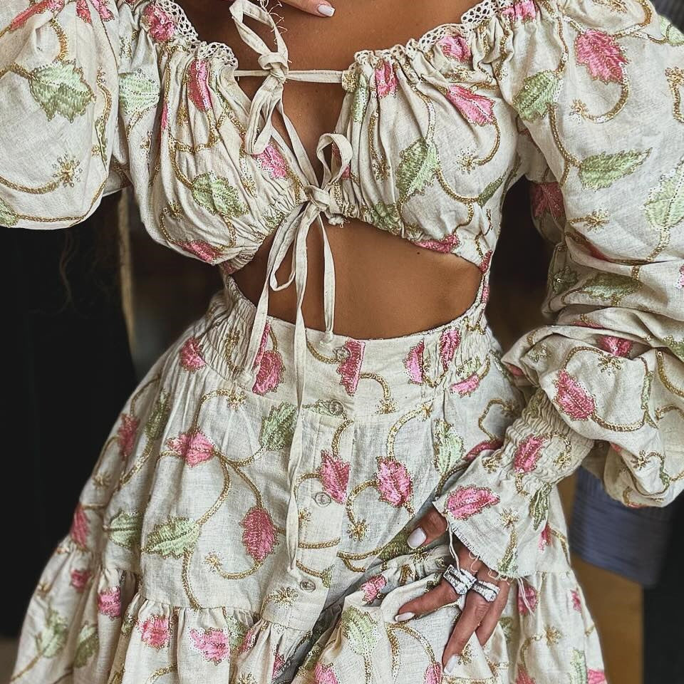 Vestido corto de encaje calado con hombros descubiertos