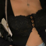 Chaleco negro con cuello cuadrado y botones.