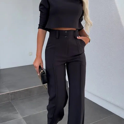 Conjunto de dos piezas para mujer: top corto de manga larga y pantalón ajustado de cintura alta.