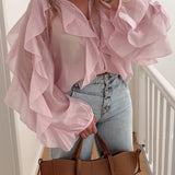 Blusa moderna con escote en V y volantes para uso diario.
