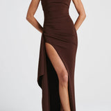 Vestido de noche sexy sin tirantes con abertura.