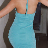 Vestido sexy brillante ajustado con cuello halter y abertura.