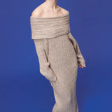 Elegante y minimalista vestido largo con hombros descubiertos en tejido de punto liso.