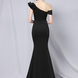 Vestido de noche largo estilo sirena con hombros descubiertos