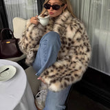 Abrigo con cuello de piel sintética y estampado de leopardo