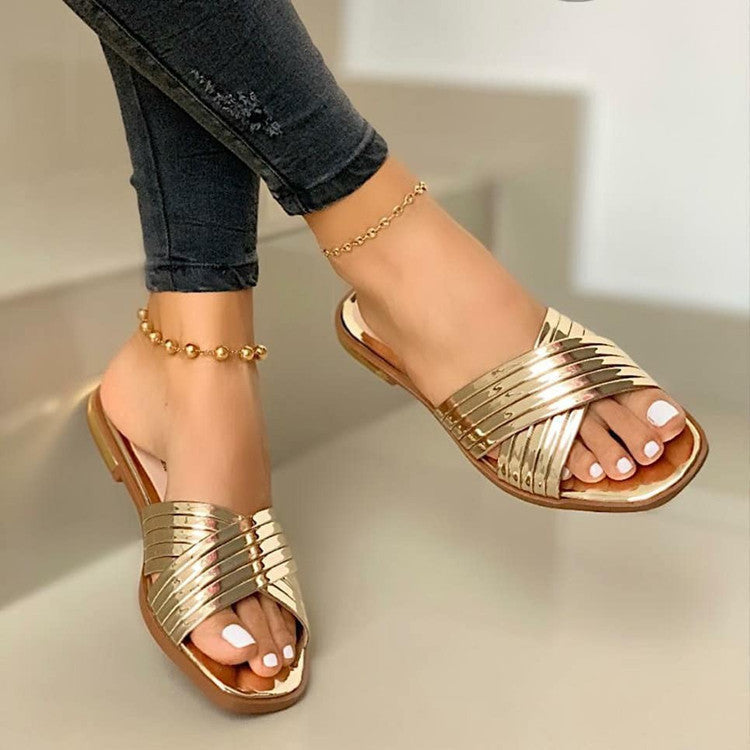 Sandalias planas de mujer – Acabado charol – Tiras cruzadas – Punta abierta cómoda