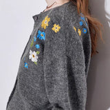 Blusa vintage de punto bordada con flores, estilo blusa floral.