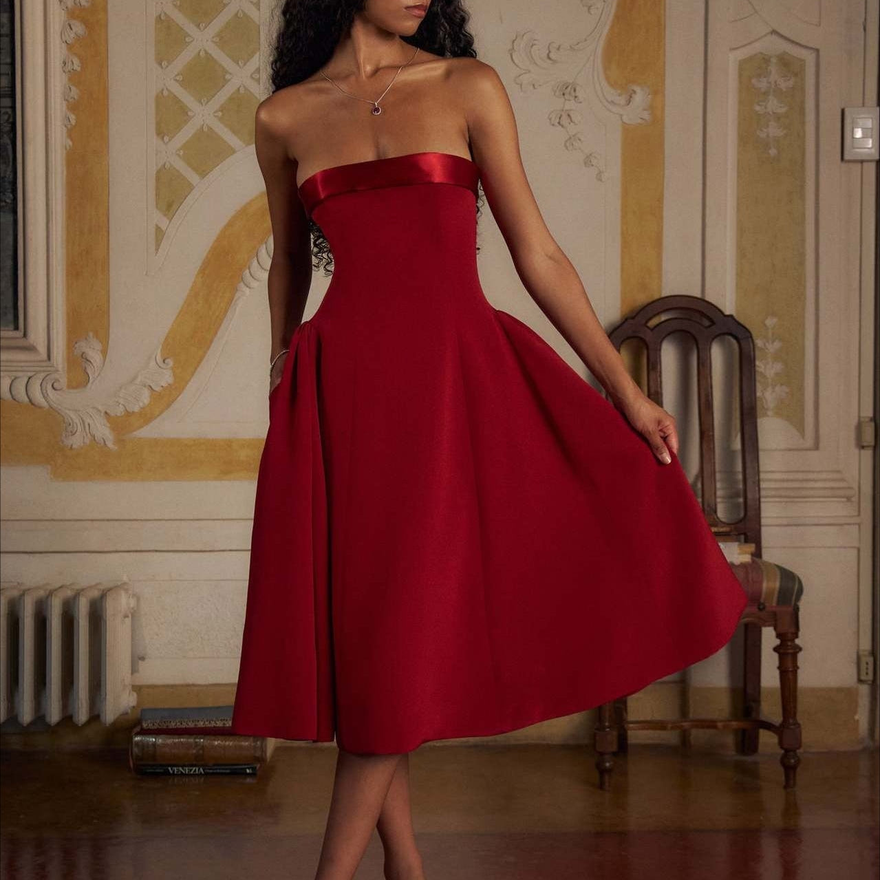 Elegante vestido de noche de patchwork sin tirantes con espalda baja y cintura ajustada.