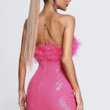Vestido de noche con lentejuelas y piel sintética, hombros descubiertos.