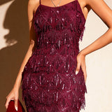 Vestido de noche con tirantes finos y flecos de lentejuelas.