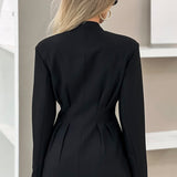 Blazer con escote en pico y detalle en la cintura