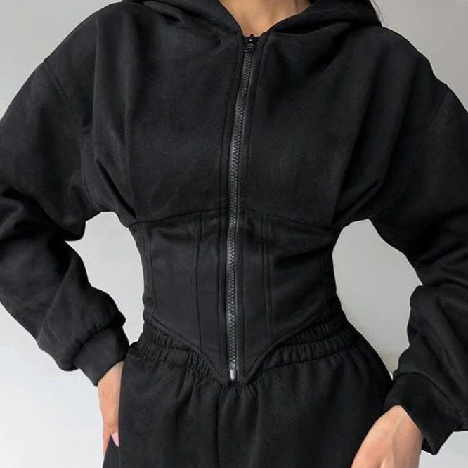 Traje de pantalón de dos piezas con capucha y cordón.