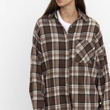 Blusa de cuadros con cuello y bolsillos, manga larga.