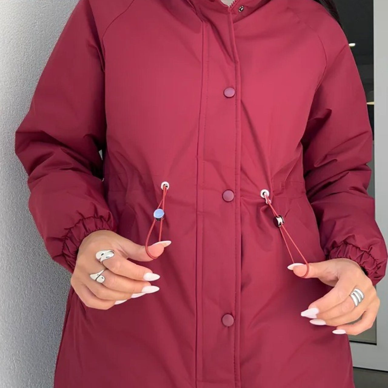 Chaqueta deportiva de ocio y exterior con cintura ajustable con cordón, ideal para montañismo y actividades al aire libre.