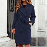 Gabardina de mujer – Corte entallado – Cinturón – Lana – Largo hasta la rodilla