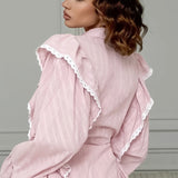 Elegante blusa jacquard con mangas acampanadas y mangas anchas.