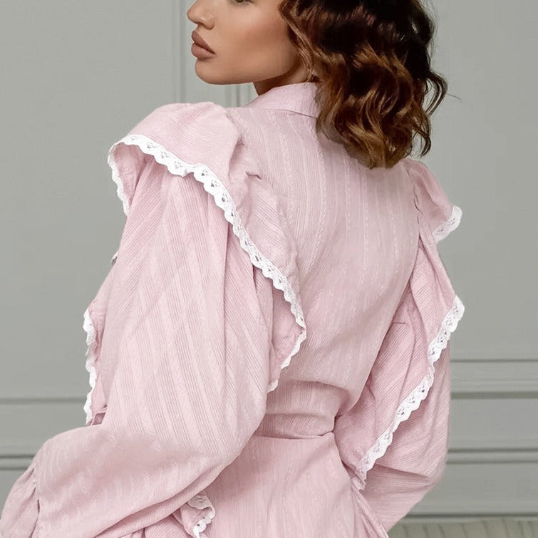 Elegante blusa jacquard con mangas acampanadas y mangas anchas.