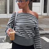 Blusa de suéter de manga larga con hombros descubiertos y rayas, con bloques de color