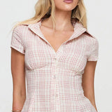 Blusa corta de cuadros, cintura ajustada, escote en pico y botones en la parte delantera.