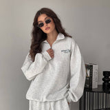 Conjunto de dos piezas: sudadera con capucha estampada con media cremallera y pantalones rectos y anchos.