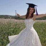 Vestido largo con volantes, bajo ancho, tirantes finos y cintura alta.