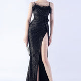 Vestido largo adornado con plumas de avestruz