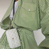 Blusa de rayas con botones y mangas largas