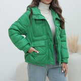 Chaqueta acolchada de colores brillantes con cuello alto.