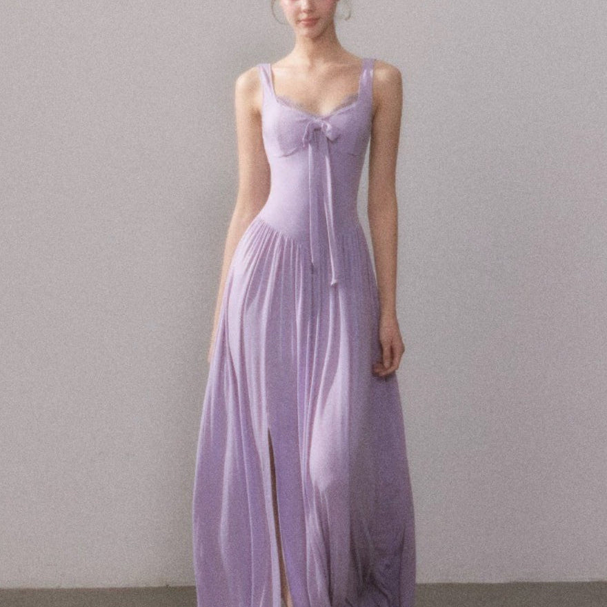 Vestido largo fluido con abertura y tirantes finos en malla de encaje.