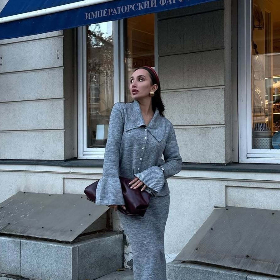 Conjunto de dos piezas: cárdigan rosa con mangas acampanadas y cuello polo, falda recta