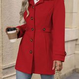 Elegante chaqueta de mezcla de lana con solapas con muescas y botones.