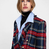 Un elegante blazer multibotón de tweed a cuadros
