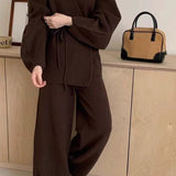 Conjunto de dos piezas: cárdigan de punto holgado con cinturón y pantalón ancho.