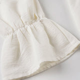 Minivestido chic y elegante con escote en pico y mangas con volantes.