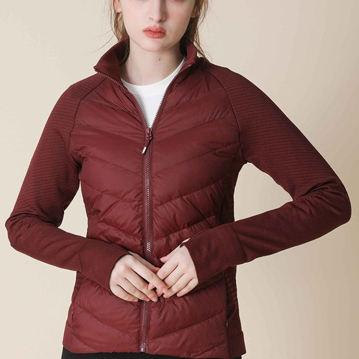 Chaqueta ligera, ajustada y de cuello alto, resistente al viento y deportiva.