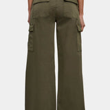 Pantalones cargo de cintura alta con cordón y bolsillos.