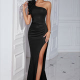 Elegante vestido de noche negro ajustado.