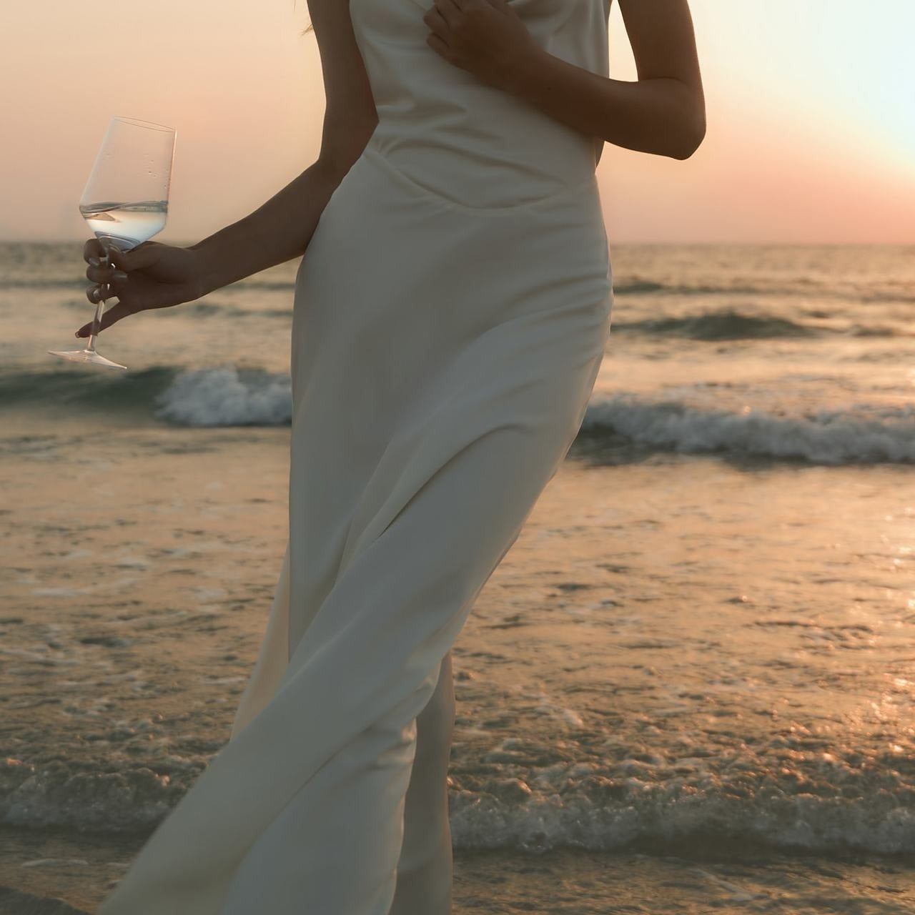 Vestido de noche largo de satén con escote en V y espalda abierta.