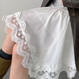 Elegante y moderna falda midi asimétrica con paneles de encaje.