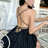 Vestido mini holgado, fluido, con cintura alta y escote en pico.