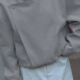 Chaqueta entallada con cuello alto y mangas largas.