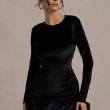 Lujoso minivestido de terciopelo con cuello redondo plisado y mangas largas.