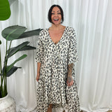Vestido de mujer - Cuello en V - Corte fluido - Mangas 3/4 - Estampado animal moderno